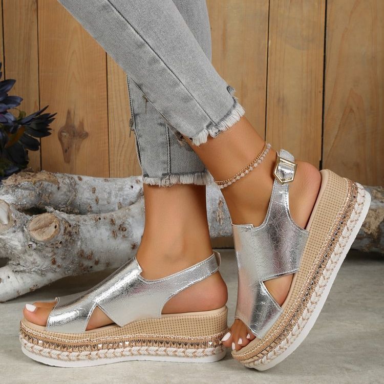 LUCINE – Sandales brillantes avec design ajouré bout poisson et talon compensé à boucle chic