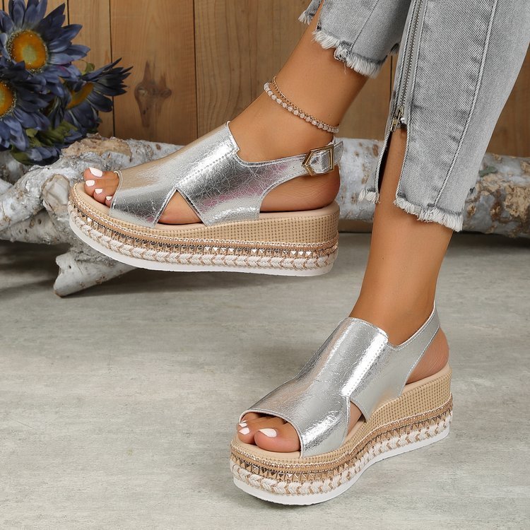 LUCINE – Sandales brillantes avec design ajouré bout poisson et talon compensé à boucle chic